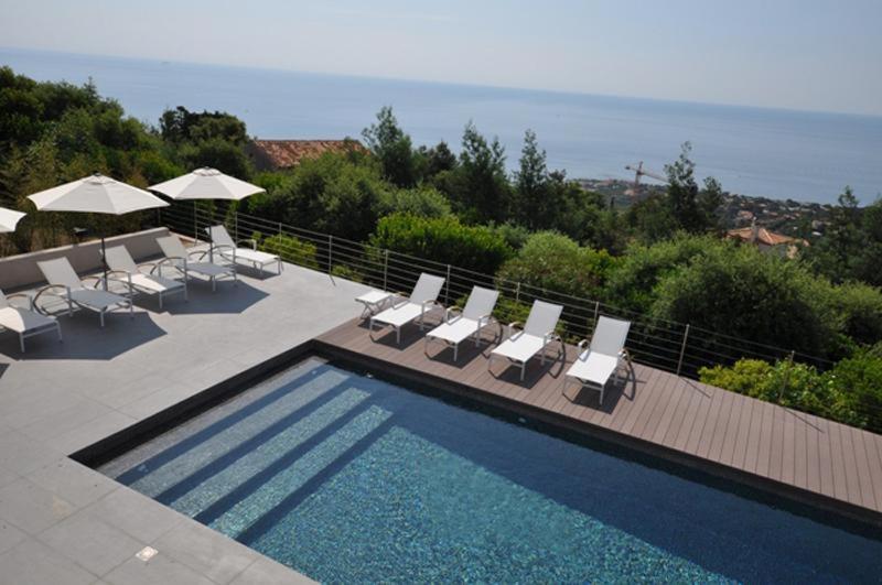 הוילה לס איסאמברה Vue Panoramique Sur La Baie De St Tropez מראה חיצוני תמונה